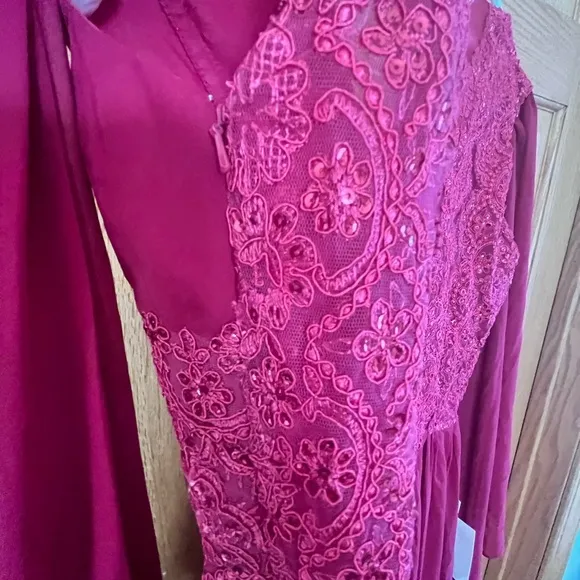 Lanting red, Elegant Lace Evening Gown