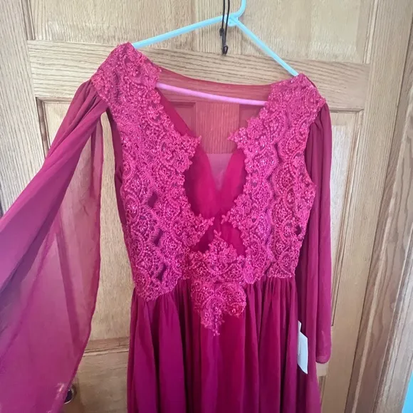 Lanting red, Elegant Lace Evening Gown