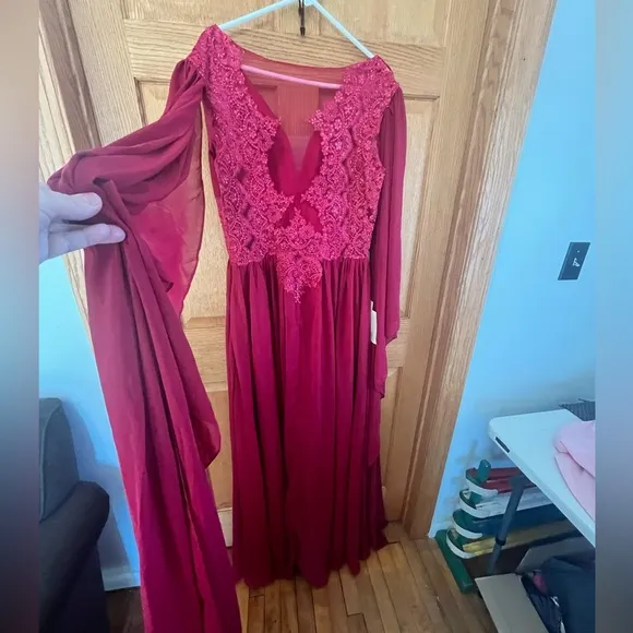 Lanting red, Elegant Lace Evening Gown