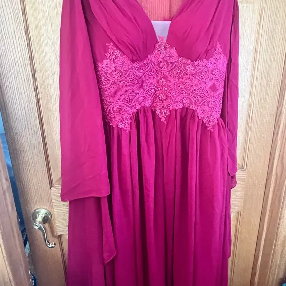 Lanting red, Elegant Lace Evening Gown