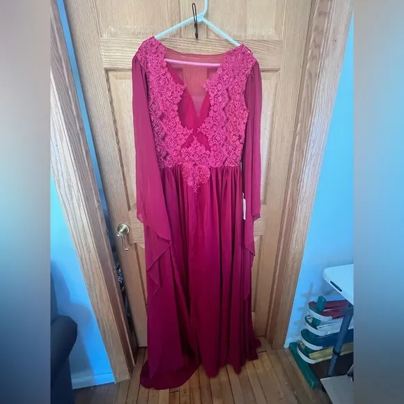 Lanting red, Elegant Lace Evening Gown