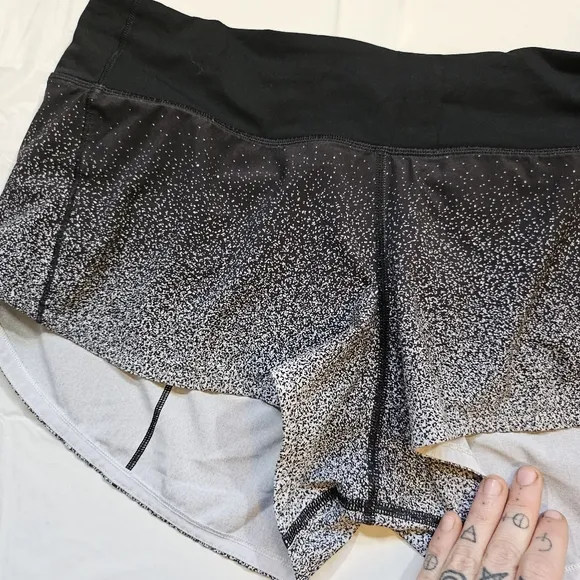 Lululemon Speed Up Mid-Rise Short 2.5&quot; (Ombre Speckle Stop White Black) Size 8