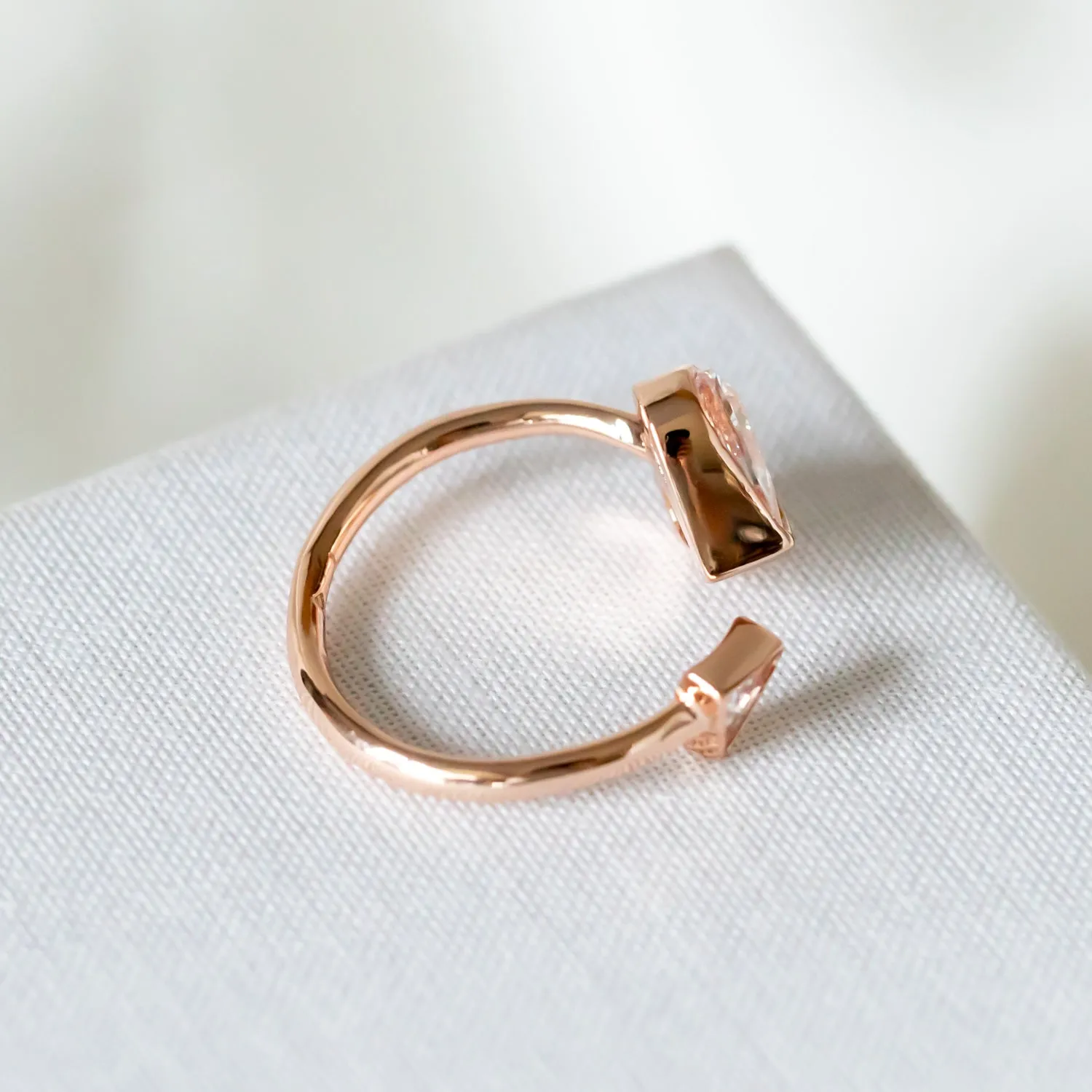 Rock solid stone heart twist rose gold ring (clear/ rose) Size: 7