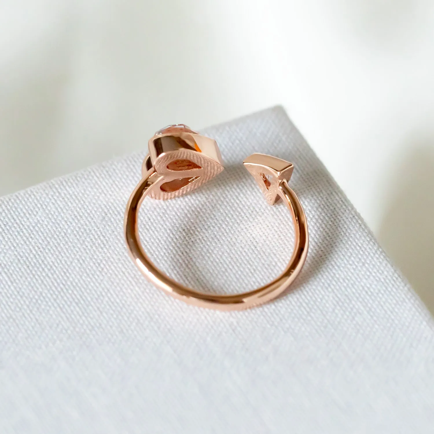 Rock solid stone heart twist rose gold ring (clear/ rose) Size: 7