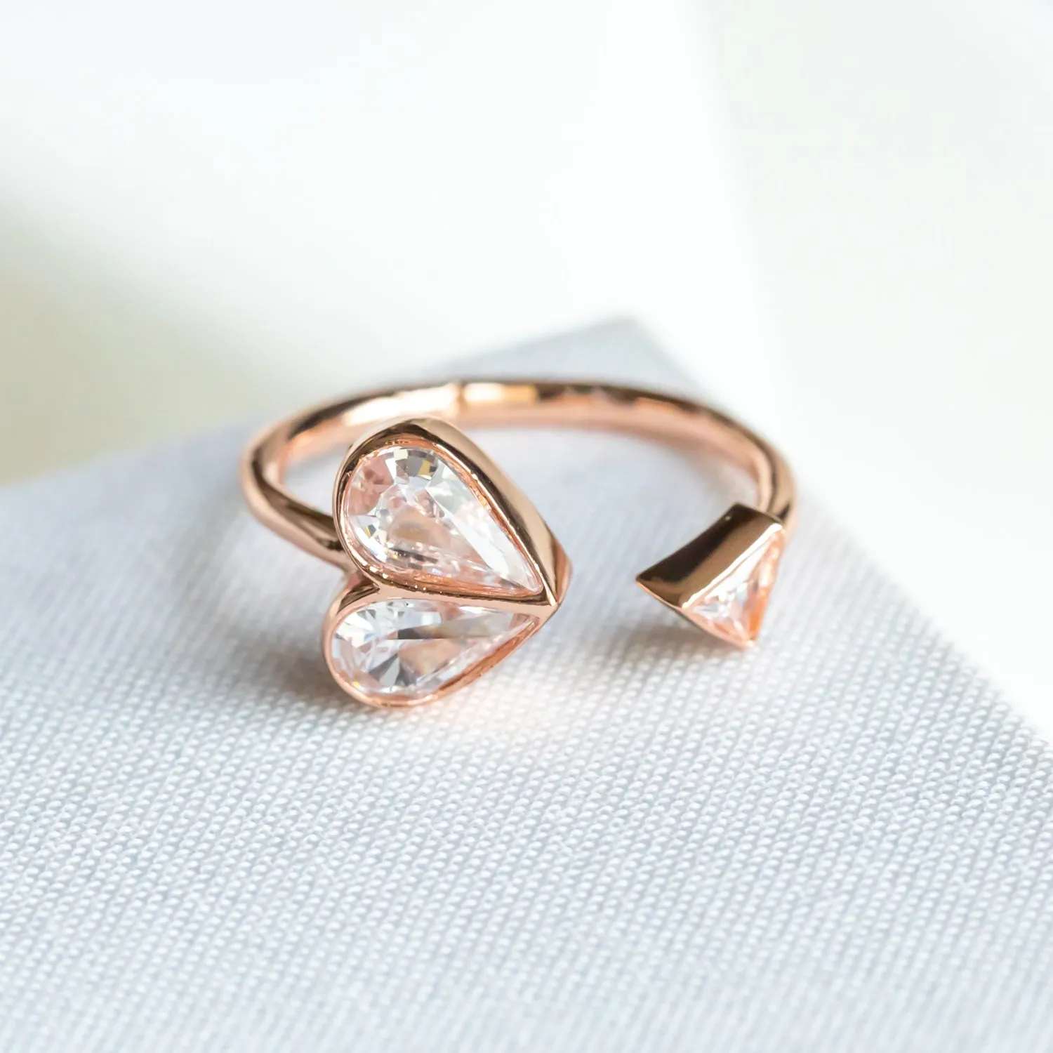 Rock solid stone heart twist rose gold ring (clear/ rose) Size: 7