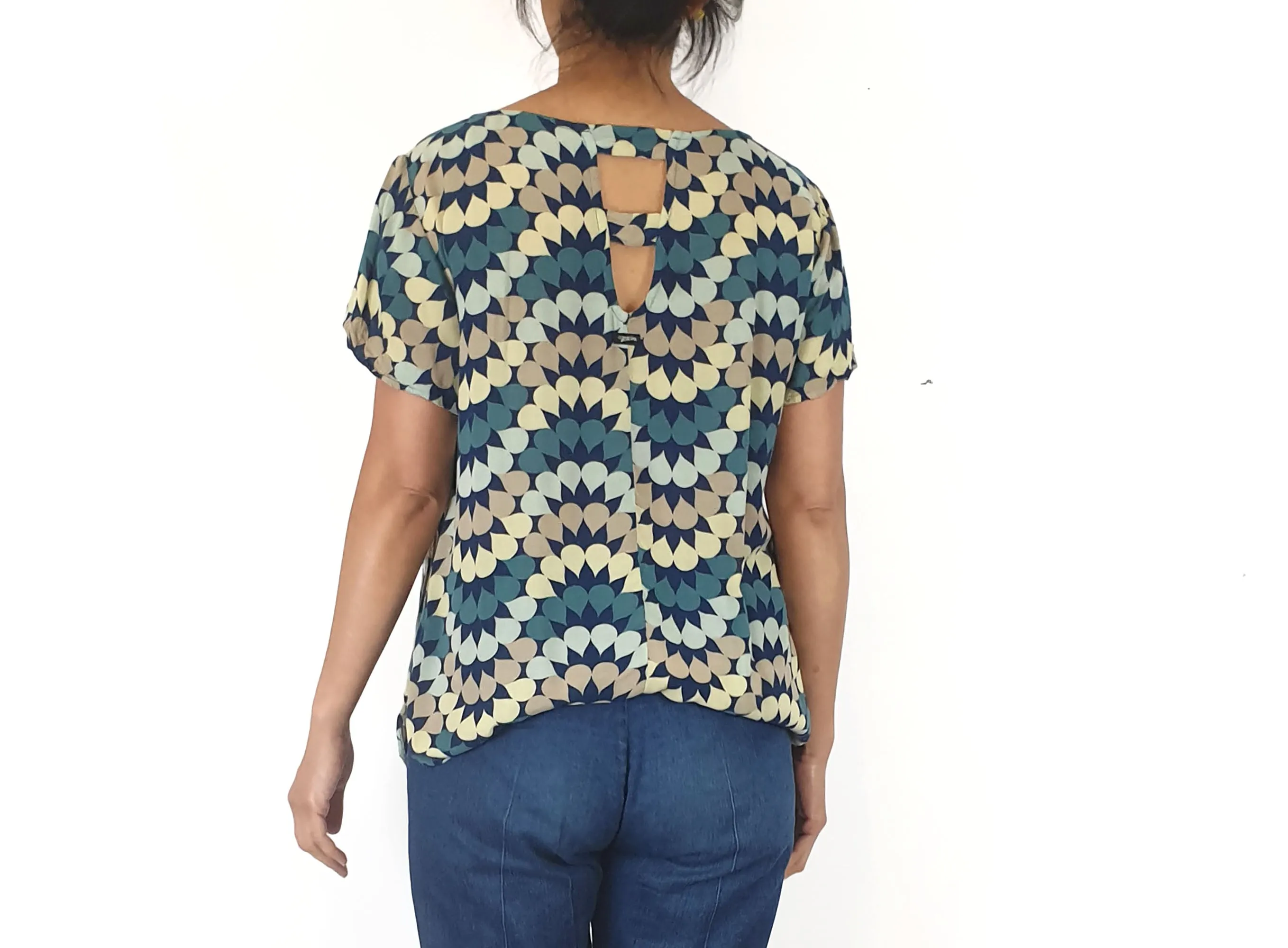 Totem blue unique print top size 2, best fits 10