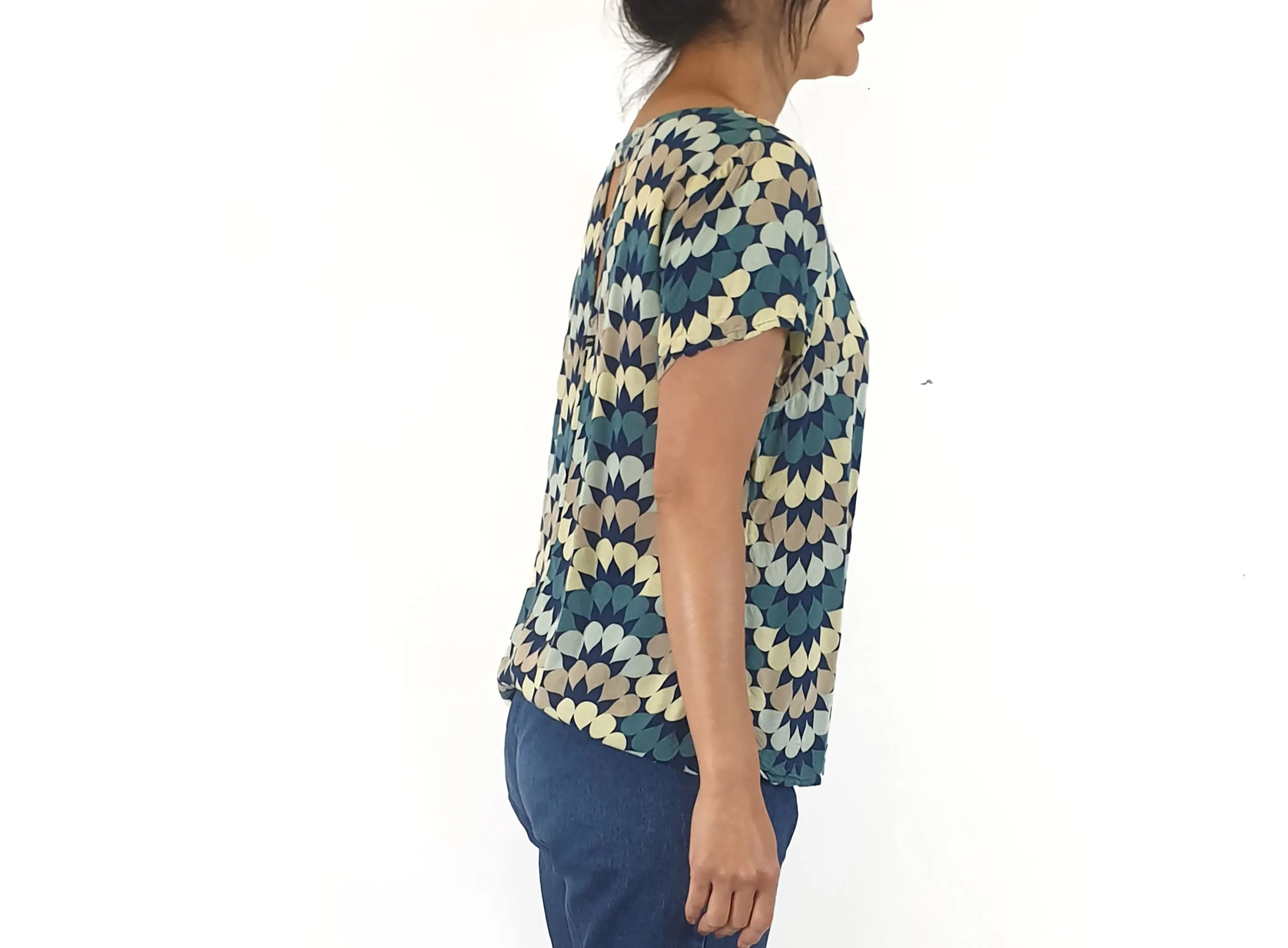 Totem blue unique print top size 2, best fits 10