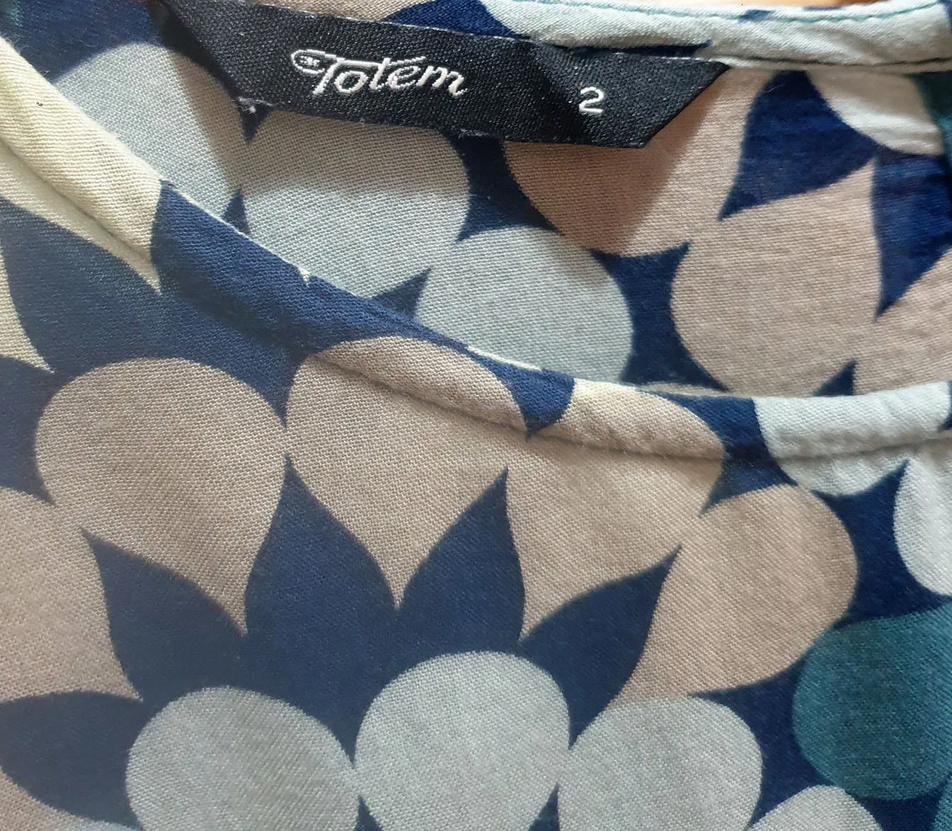 Totem blue unique print top size 2, best fits 10